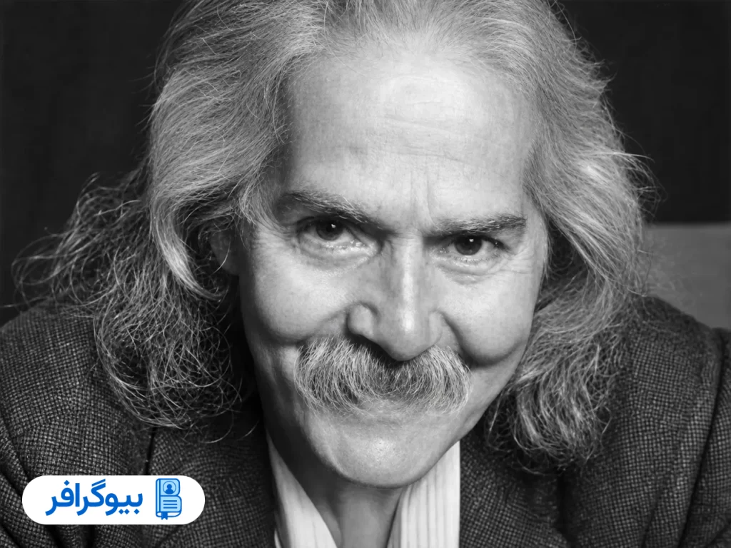 مهدی اخوان ثالث در حال لبخند زدن